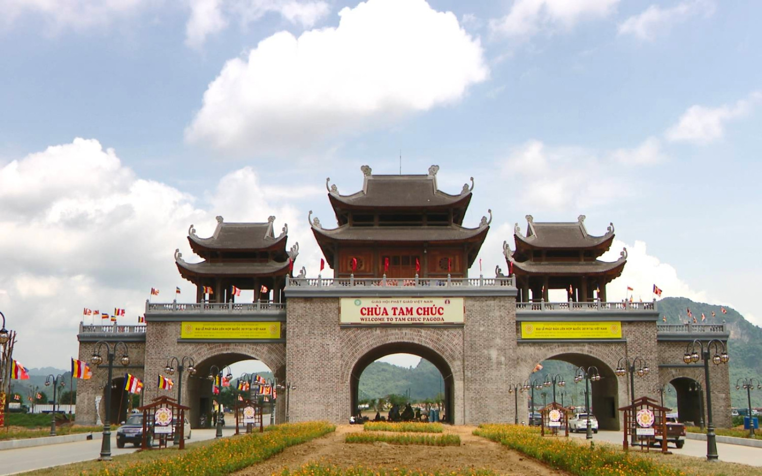 Chùa Tam Chúc - Cổng Tam Quan